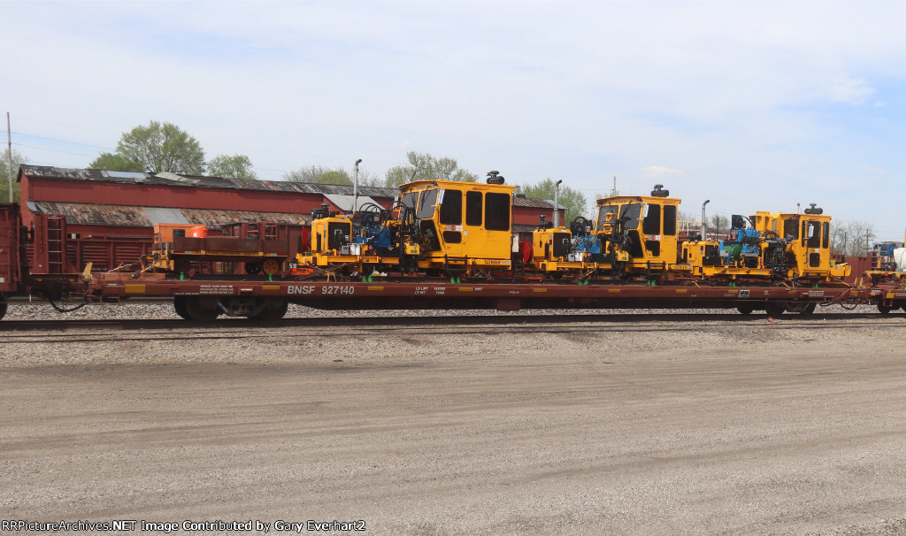 BNSF MWF #927140 w/BNSF MOW Vehicles